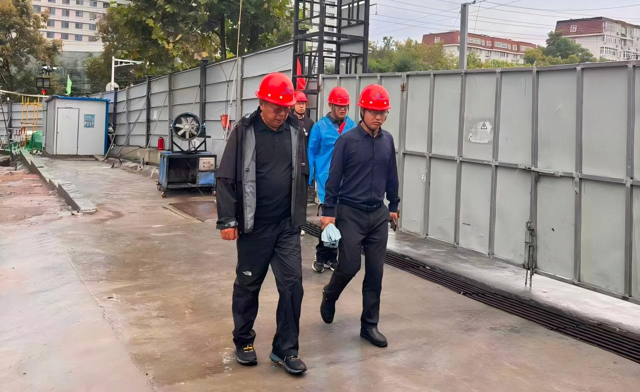 筑牢“安全線” 按下“加速鍵” |集團(tuán)公司主要領(lǐng)導(dǎo)帶班巡檢重點(diǎn)項(xiàng)目并看望慰問一線建設(shè)者